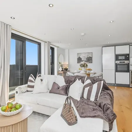 Apartment Spacious 2br Duplex Penthouse, Balcony & Free Parking, Dock *