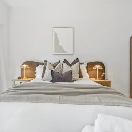 Spacious 2br Duplex Penthouse, Balcony & Free Parking, Dock Apartment *