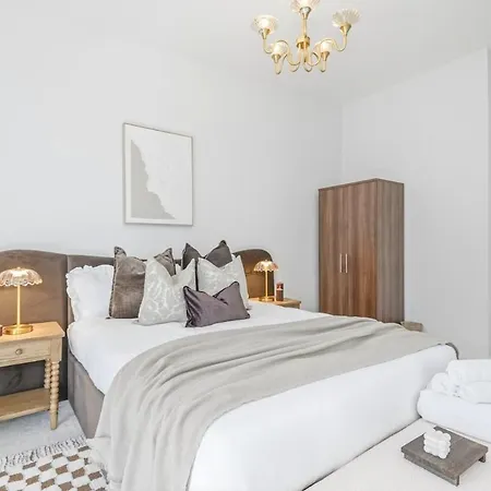 Spacious 2br Duplex Penthouse, Balcony & Free Parking, Dock * Leeds (West Yorkshire)