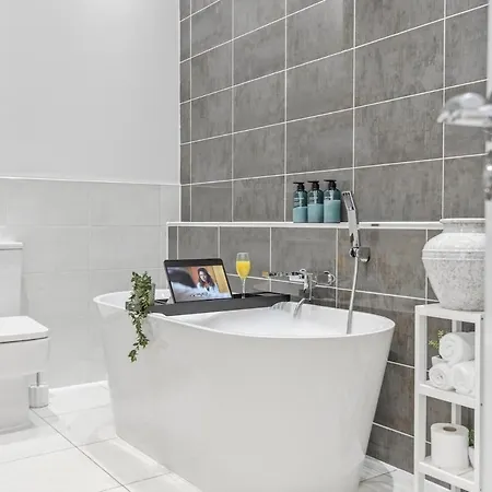 Spacious 2br Duplex Penthouse, Balcony & Free Parking, Dock