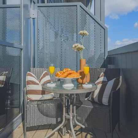 Spacious 2br Duplex Penthouse, Balcony & Free Parking, Dock * Leeds (West Yorkshire)