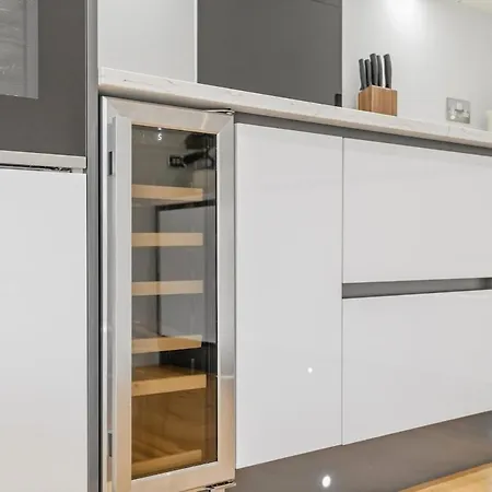 Spacious 2br Duplex Penthouse, Balcony & Free Parking, Dock * Leeds (West Yorkshire)