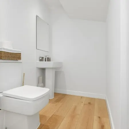 Apartment Spacious 2br Duplex Penthouse, Balcony & Free Parking, Dock