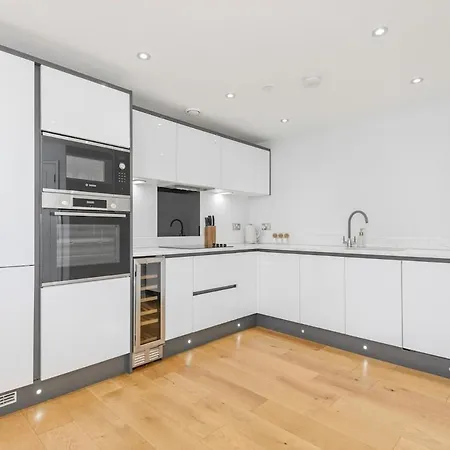 Spacious 2br Duplex Penthouse, Balcony & Free Parking, Dock Apartment