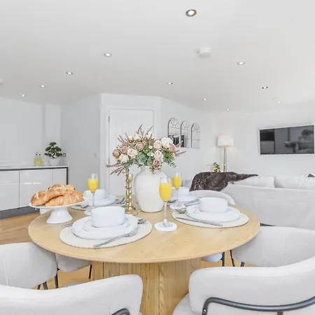 Spacious 2br Duplex Penthouse, Balcony & Free Parking, Dock *